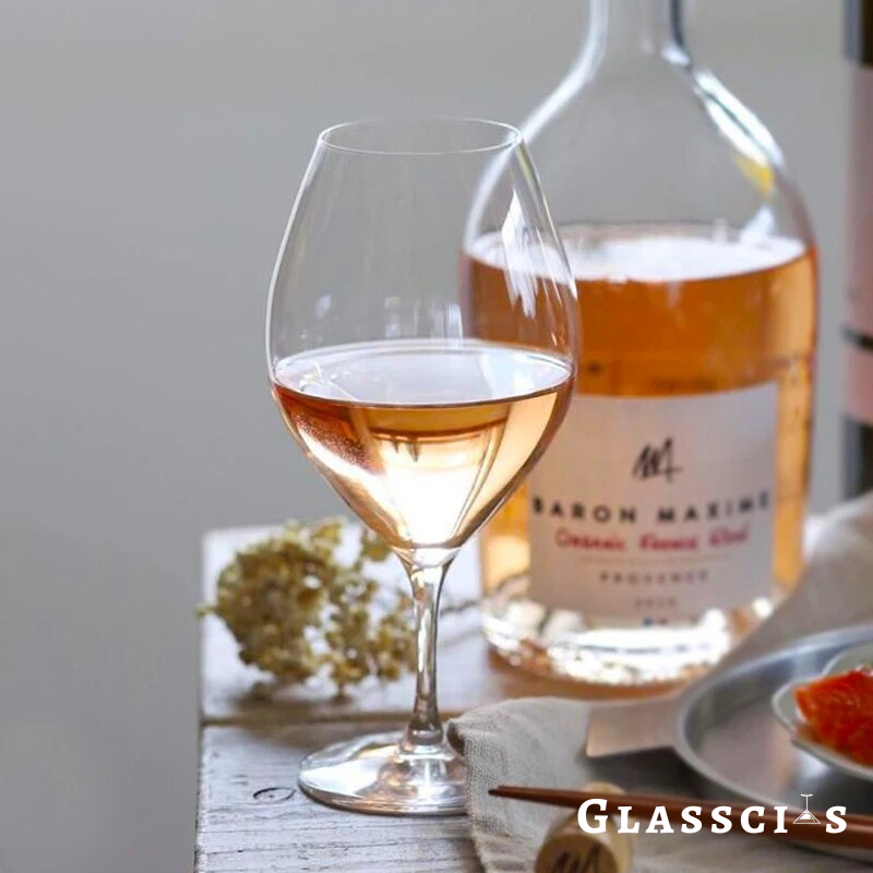 Tulip-shaped short stemmed wine glasses