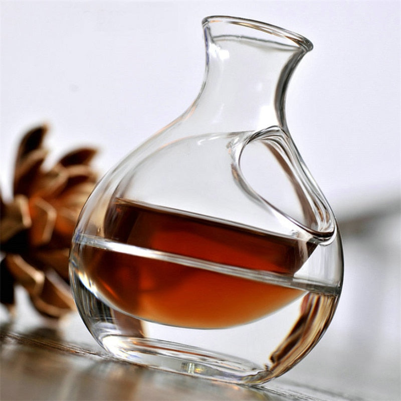 Clean-cut crystal decanter with internal ice holder