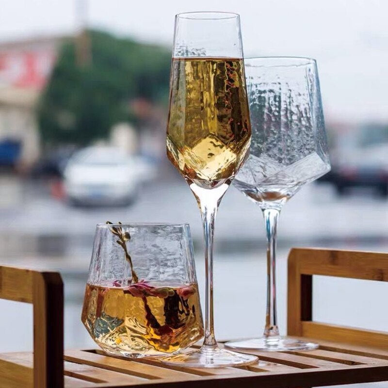 A set of geometric wine glasses display on a wooden rack | Glasscias