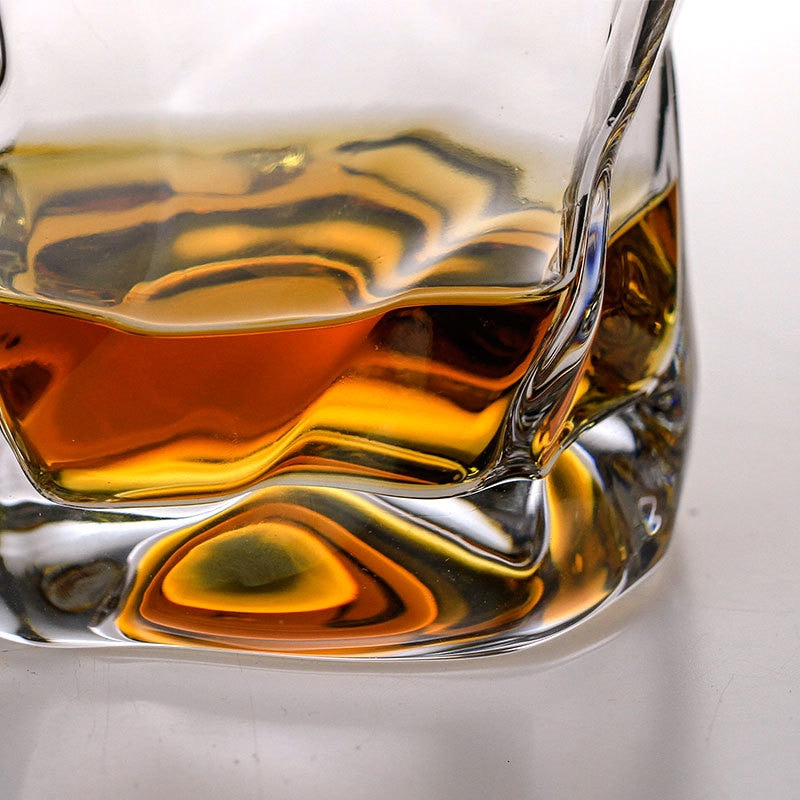 Unique and modern crumpled glass design by Glasscias