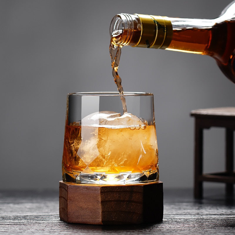Diamond cutting Spinning whiskey glass by glasscias