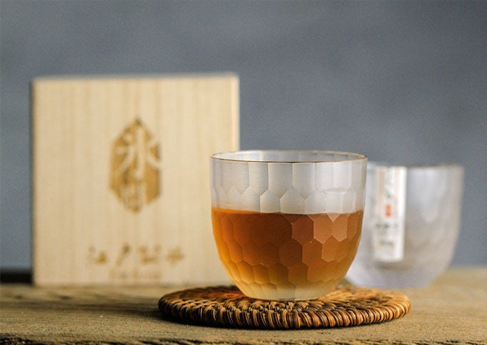 Honeycomb texture showcased on whiskey glass