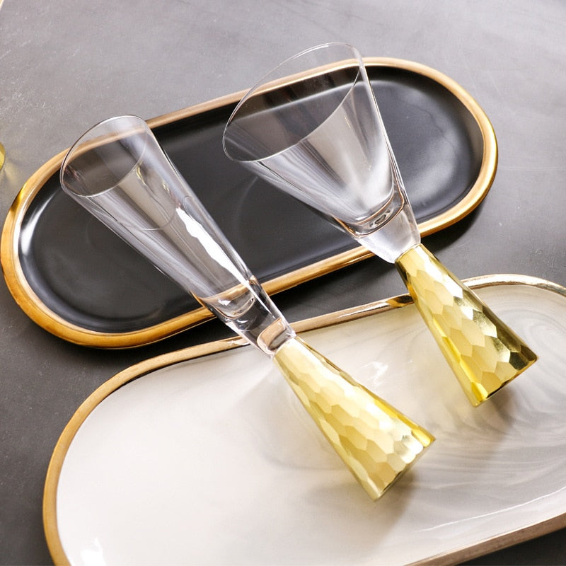 Goblet wine glass: merging modern design with gold elegance
