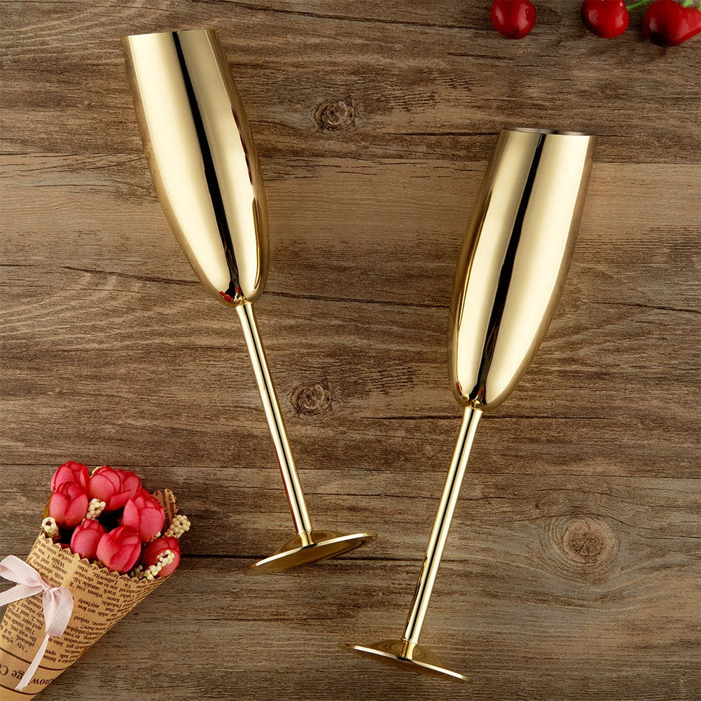 The beveled beauty of Glasscias champagne wine glasses in gold color