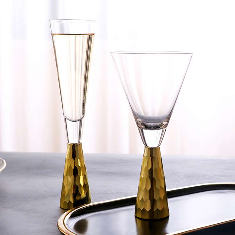 Hourglass wine glass with gold details