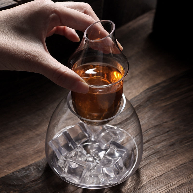 No-dilution liquor decanter with built-in ice chamber